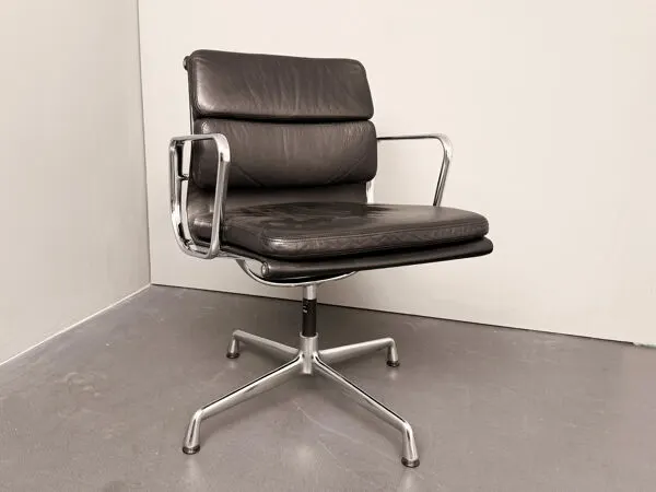 Illustration numéro 2 du produit Fauteuils Soft Pad Alu EA 208 par Charles et Ray Eames pour Vitra, Allemagne, années 1970.