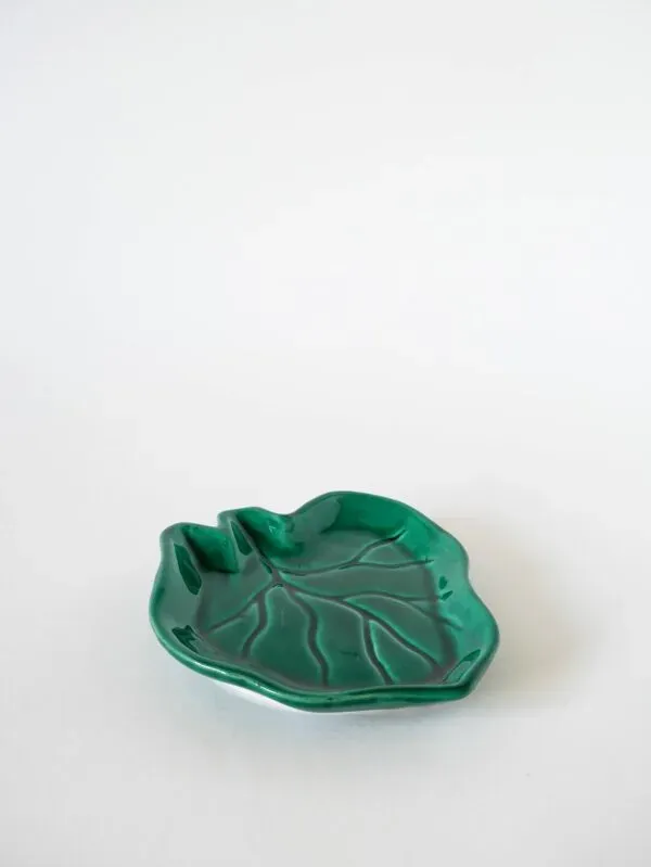 Illustration numéro 2 du produit Vide-poche en barbotine modèle Feuille, 1970