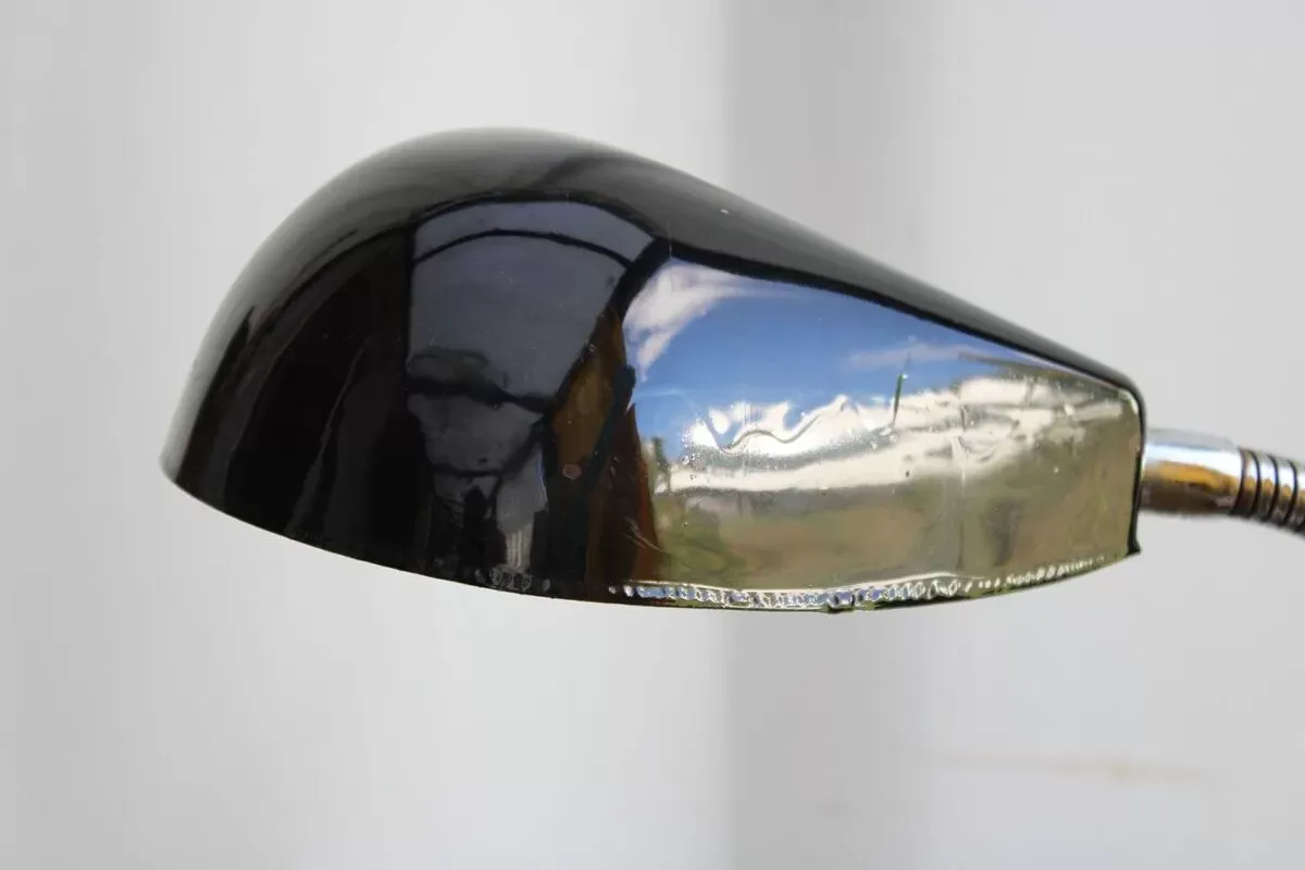 Illustration numéro 2 du produit Lampe en métal