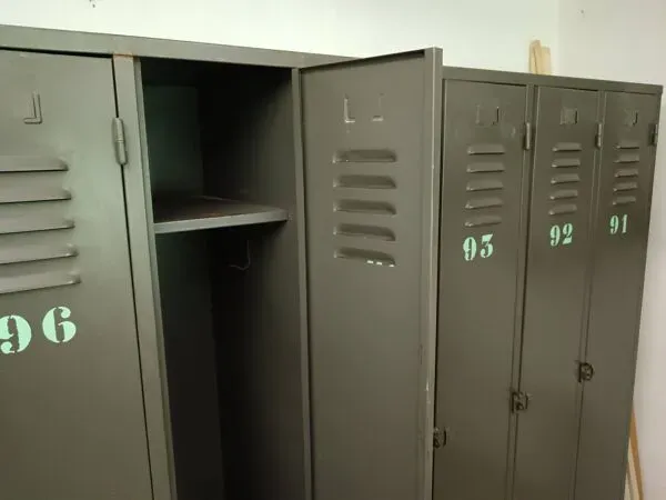 Illustration numéro 2 du produit Vestiaire industriel métal gris 6 portes