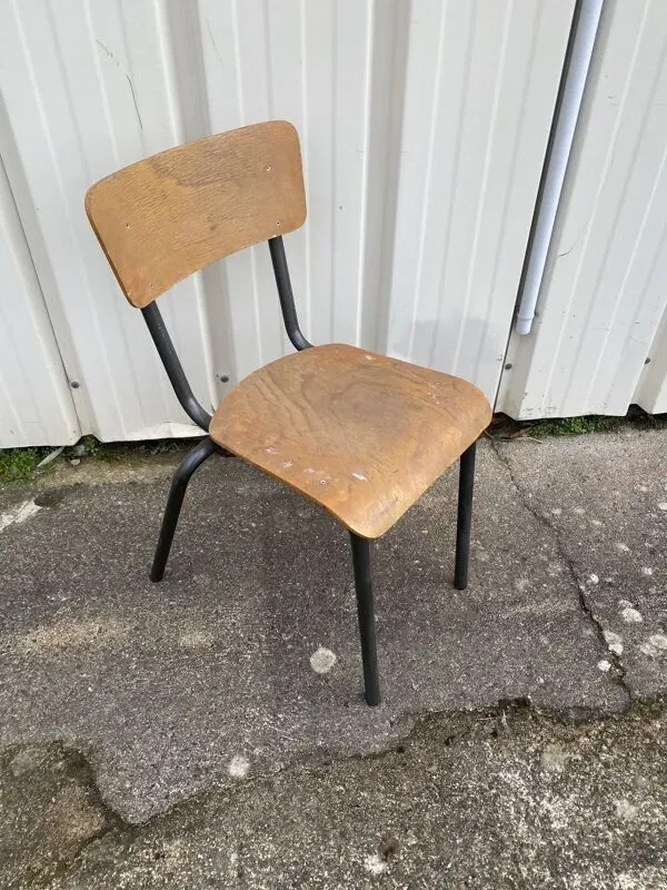 Illustration numéro 2 du produit Chaises d'école