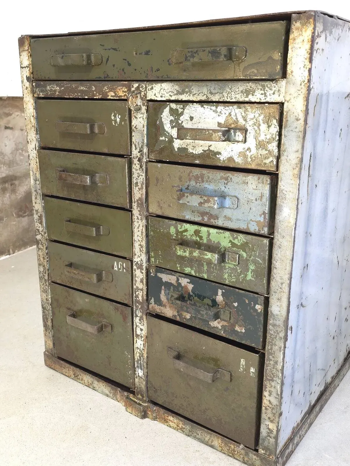 Illustration numéro 2 du produit Meuble de métier de l'armée française à tiroirs