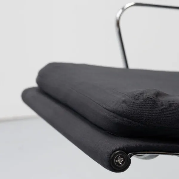 Illustration numéro 2 du produit Chaise Eames EA208 Soft Pad Herman Miller années 1970
