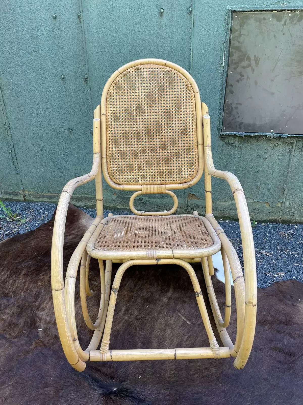 Illustration numéro 2 du produit Rocking chair en cannage et rotin