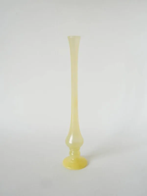 Illustration numéro 2 du produit Grand vase soliflore en opaline, jaune pastel, 1970