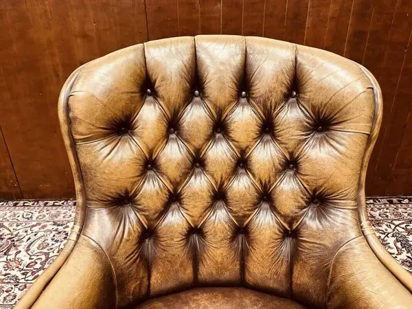 Illustration numéro 2 du produit Fauteuil Chesterfield anglais en cuir marron