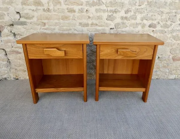 Illustration numéro 2 du produit Paire de tables de chevet en orme, années 70-80