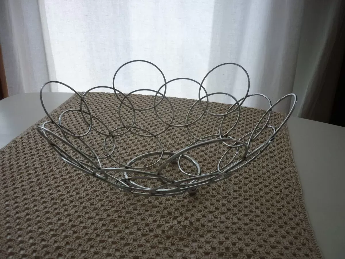 Illustration numéro 2 du produit Panier coupe à fruits en fil de métal, pieds boules