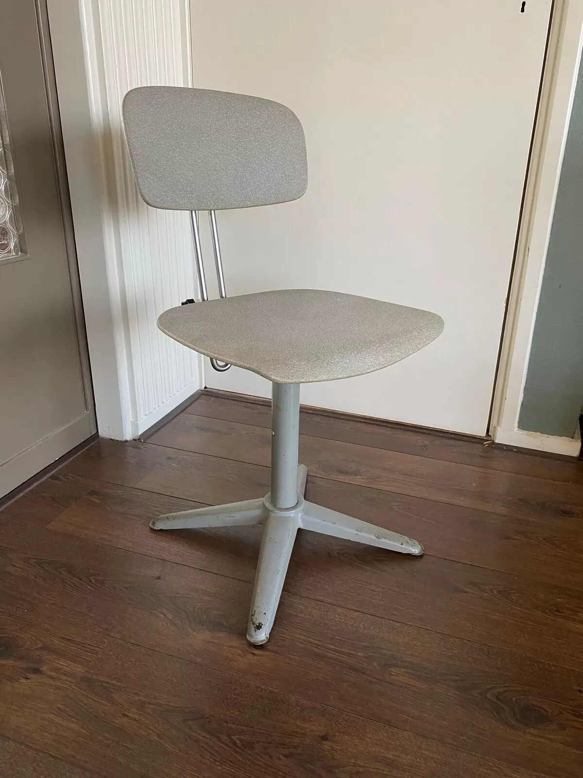 Illustration numéro 2 du produit Chaise de bureau industrielle vintage, années 1950