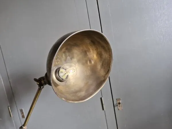 Illustration numéro 2 du produit Ancienne Lampe industrielle réglable en bronze a 2 bras