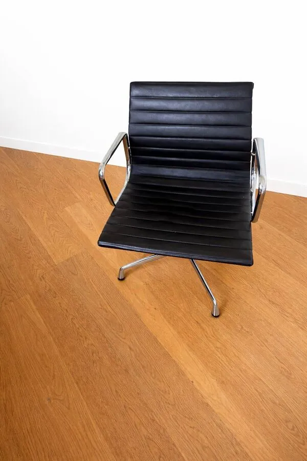 Illustration numéro 2 du produit Fauteuil bureau Charles eames par Vitra