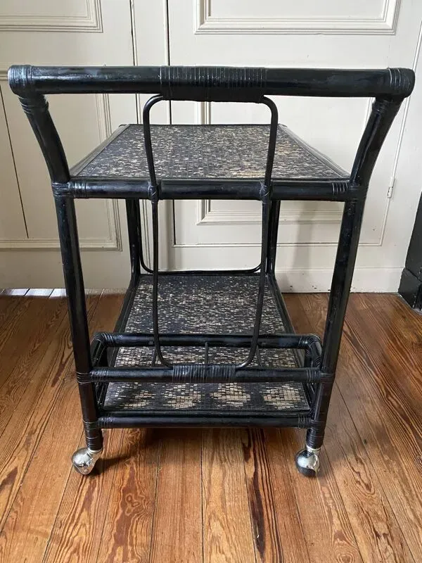 Illustration numéro 2 du produit Desserte noire en bois et rotin années 70