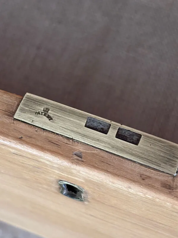 Illustration numéro 2 du produit Commode ancienne / meuble de métier