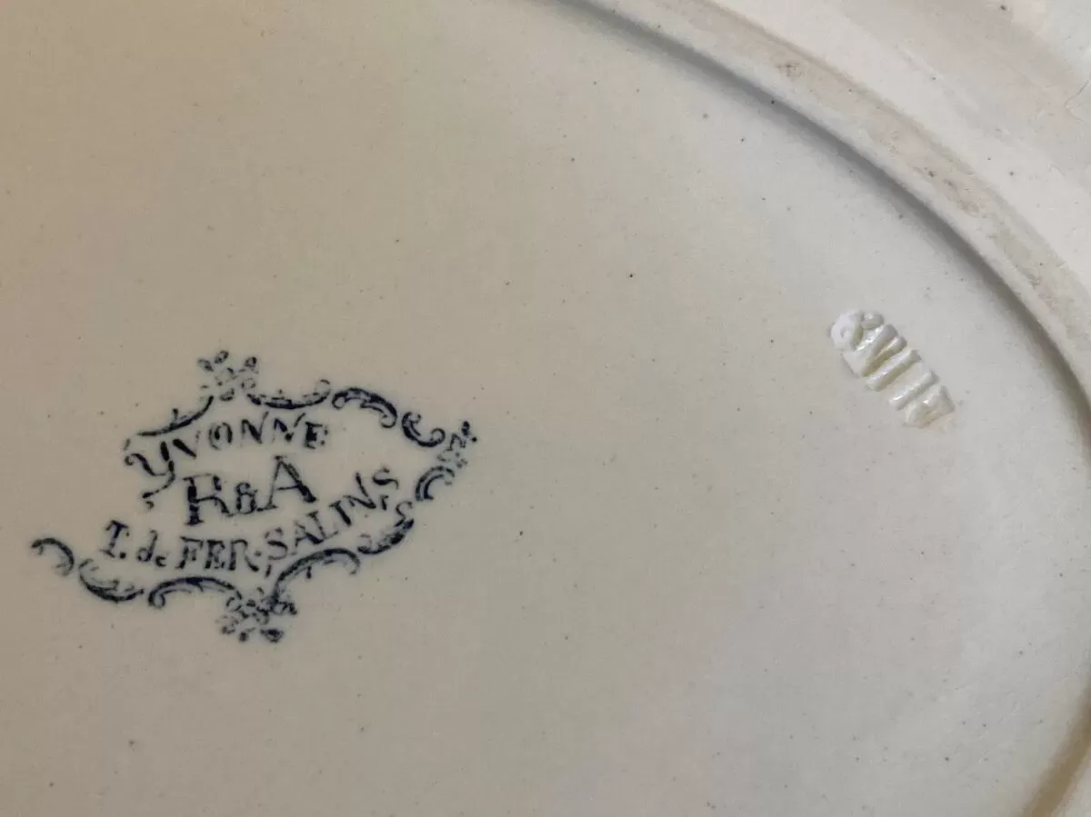 Illustration numéro 2 du produit Plat ovale Terre de Fer Salin modèle yvonne