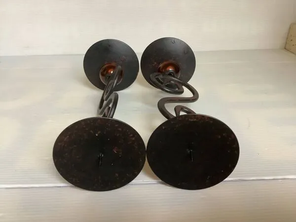 Illustration numéro 2 du produit Paire de bougeoirs spirales et perles