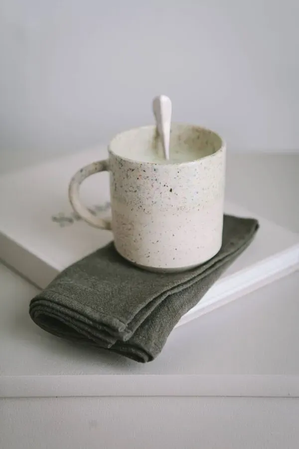 Illustration numéro 2 du produit Serviette en lin lavé Kaki