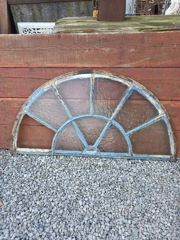 Illustration numéro 2 du produit Imposte ancienne en fer forgé plein riveté du XIXème s.