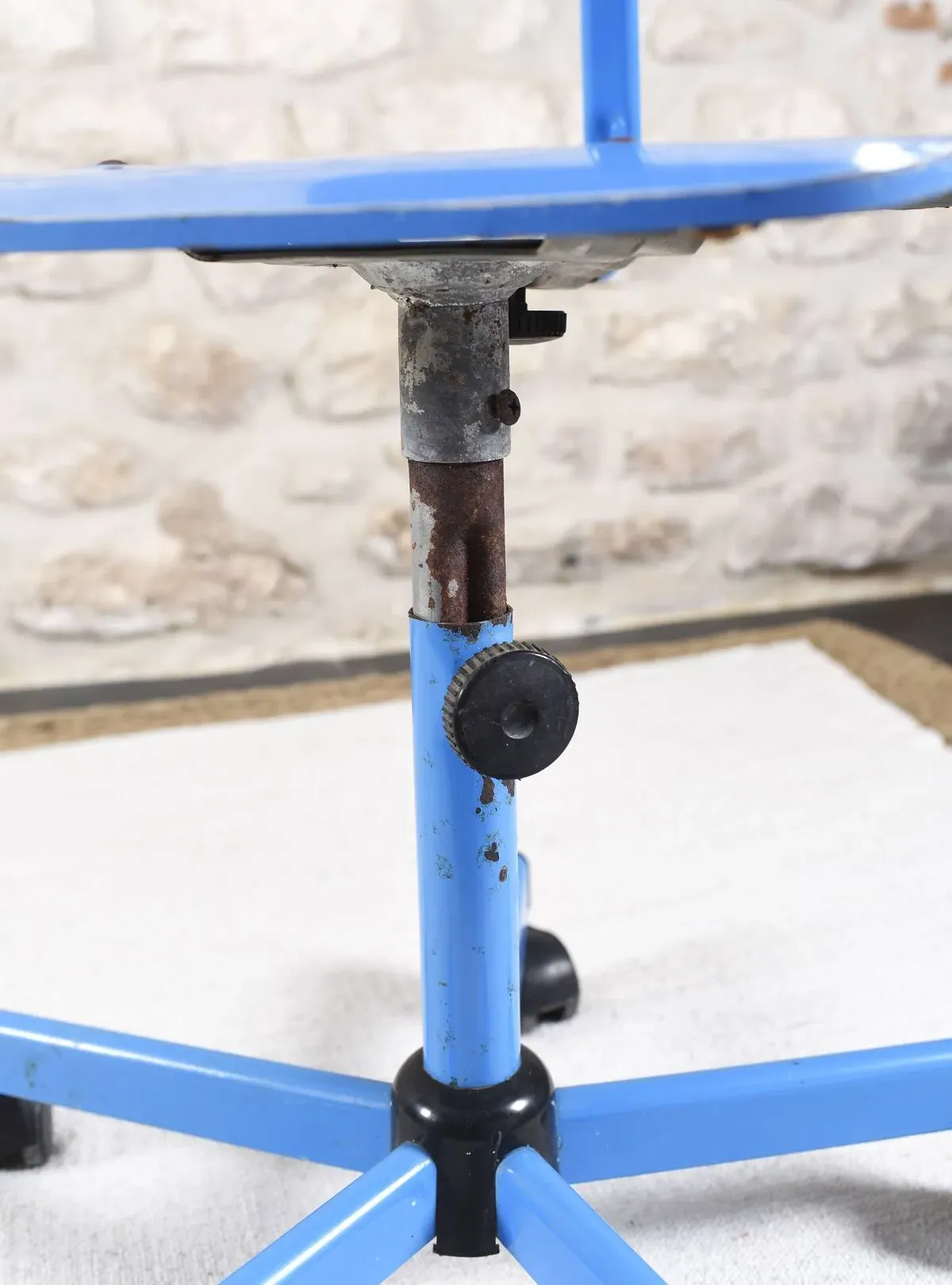 Illustration numéro 2 du produit Chaise industrielle de bureau vintage