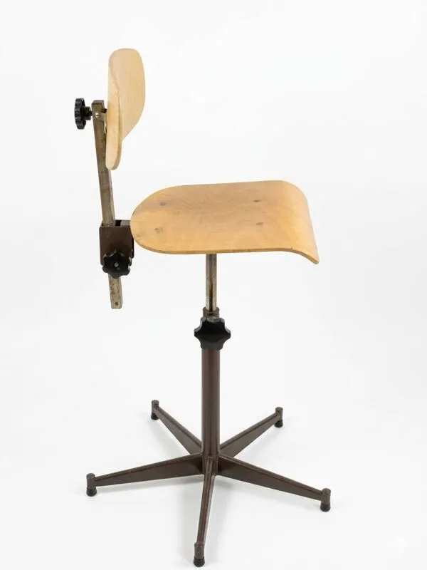 Illustration numéro 2 du produit Chaise d'atelier vintage industriel authentique années 60