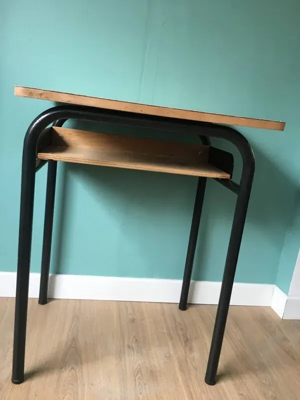 Illustration numéro 2 du produit Bureau écolier vintage