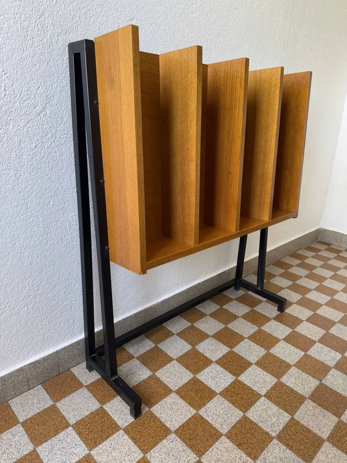 Illustration numéro 2 du produit Bibliothèque présentoir vintage