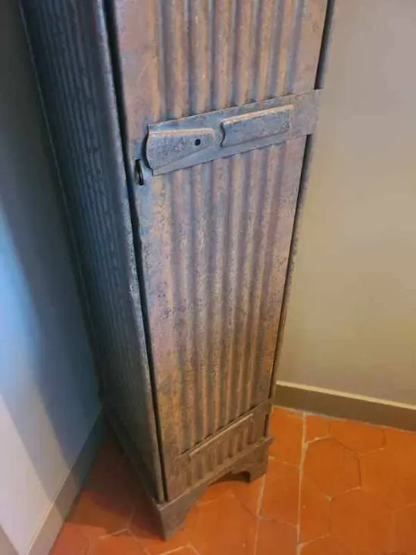 Illustration numéro 2 du produit Ancien vestiaire Strafor 1 porte industriel