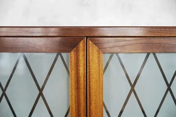 Illustration numéro 2 du produit Buffet suédois ancien en noyer et ronce avec vitrine en verre, années 1940