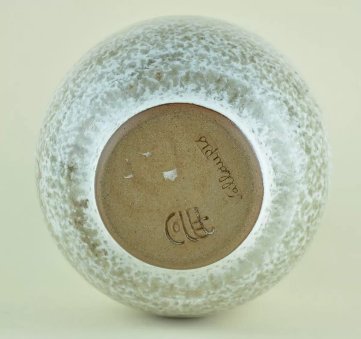 Illustration numéro 2 du produit Pichet à décor moucheté de Roger Collet