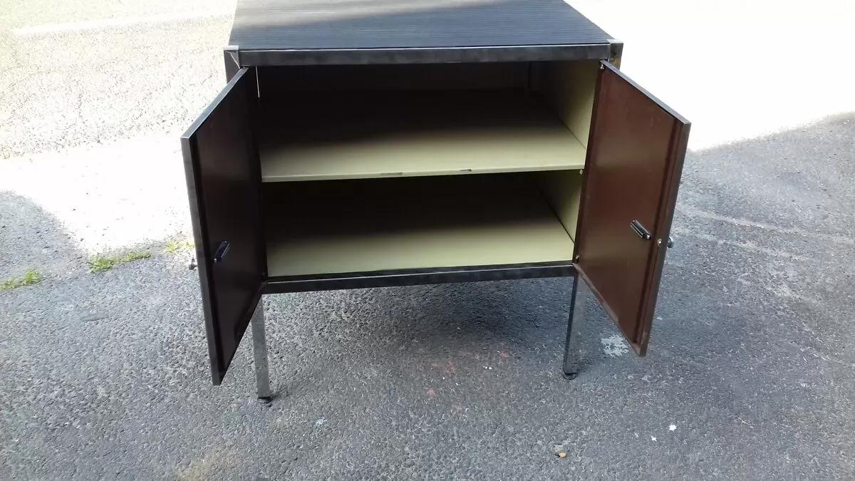 Illustration numéro 2 du produit Meuble industriel genre buffet vers 1960 en acier poli et vernis mat