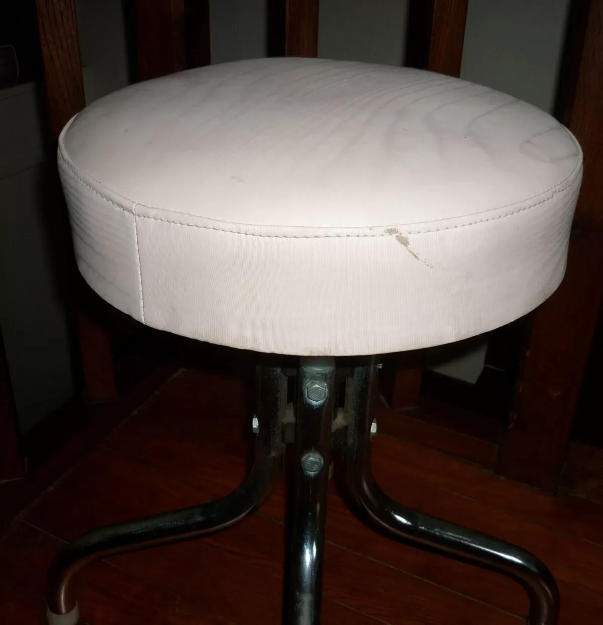 Illustration numéro 2 du produit Tabouret à vis de style industriel vintage