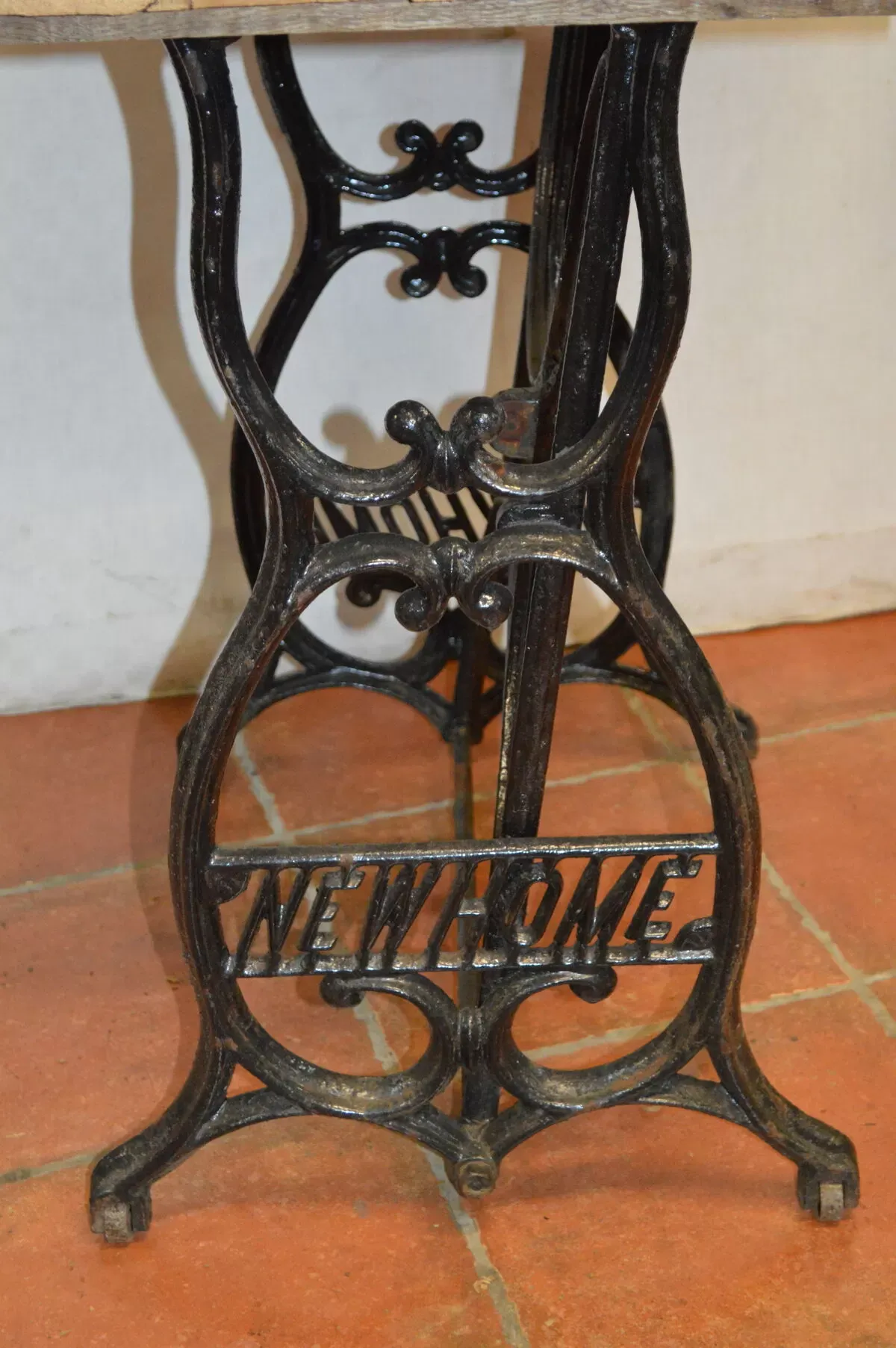 Illustration numéro 2 du produit Ancienne table console industrielle en fonte et plateau en chêne