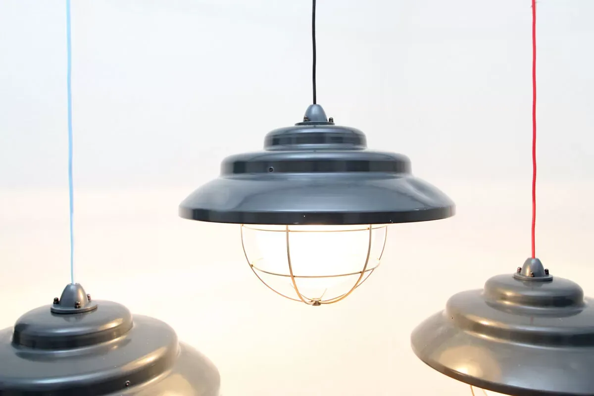 Illustration numéro 2 du produit Suspension industrielle années 1970