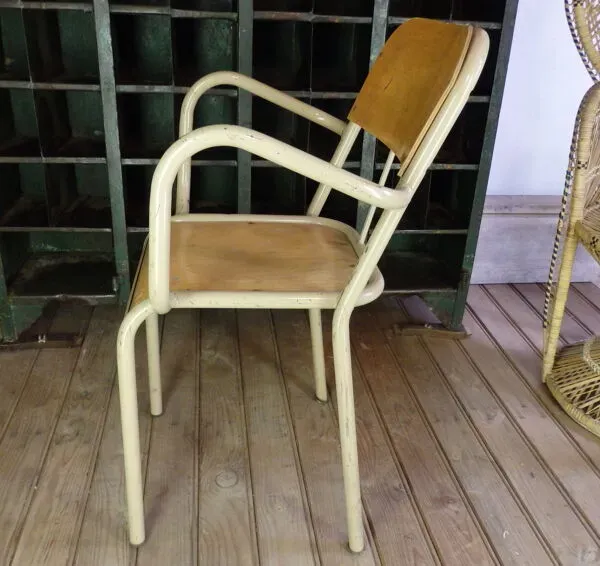 Illustration numéro 2 du produit Chaise d'écolier avec accoudoirs