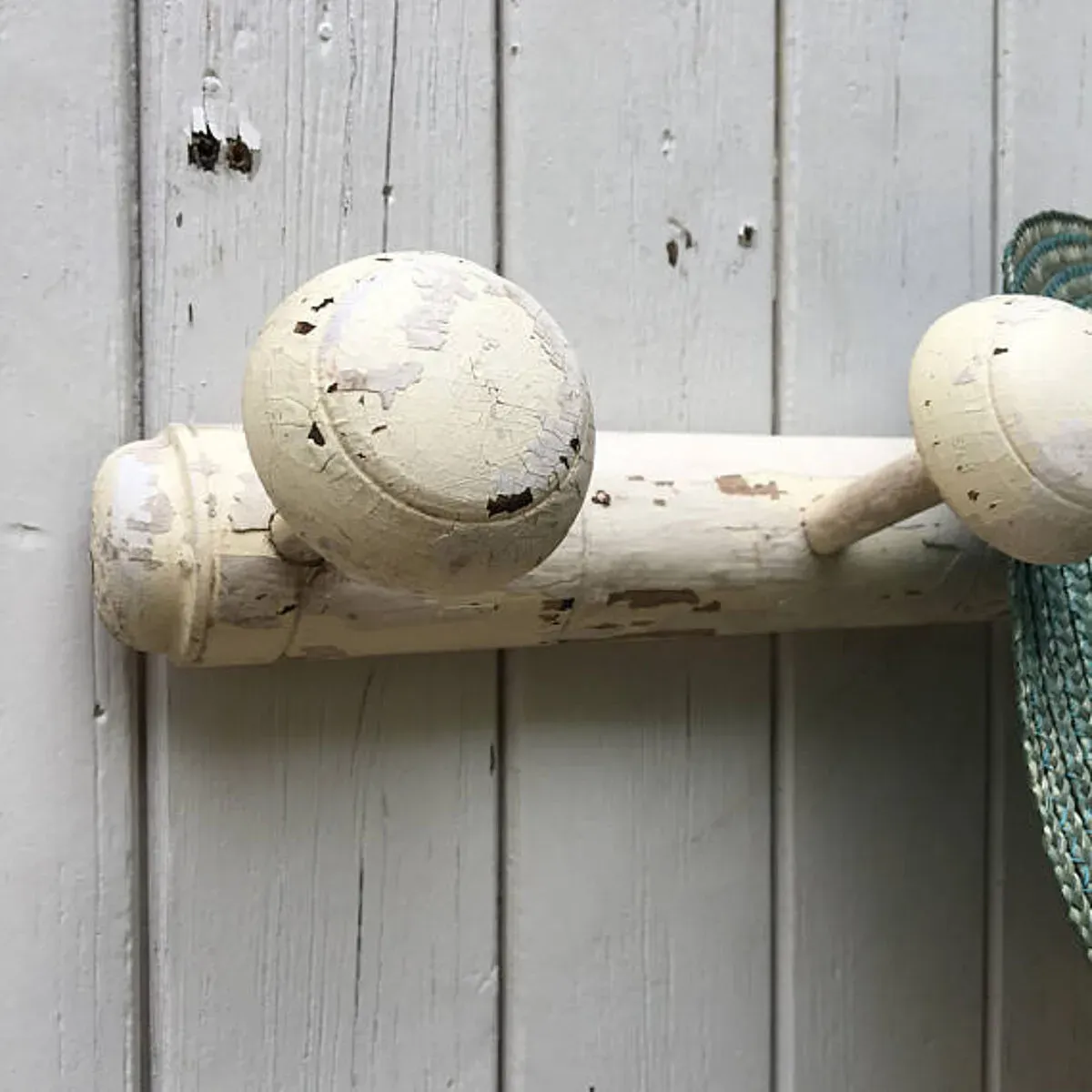 Illustration numéro 2 du produit Patère vintage jaune paille