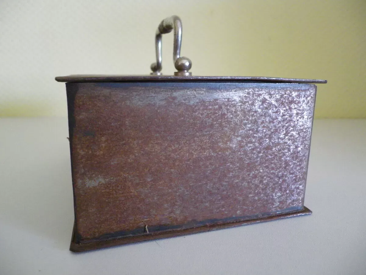 Illustration numéro 2 du produit Ancienne caisse ''coffret-fort'' des années 1920 de style industriel