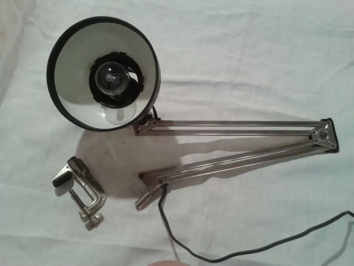 Illustration numéro 2 du produit Lampe industrielle atelier