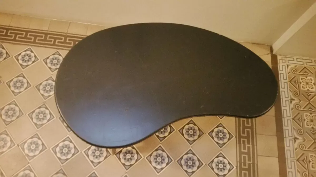 Illustration numéro 2 du produit Table basse tripode années 50/60 forme rein Skai noir