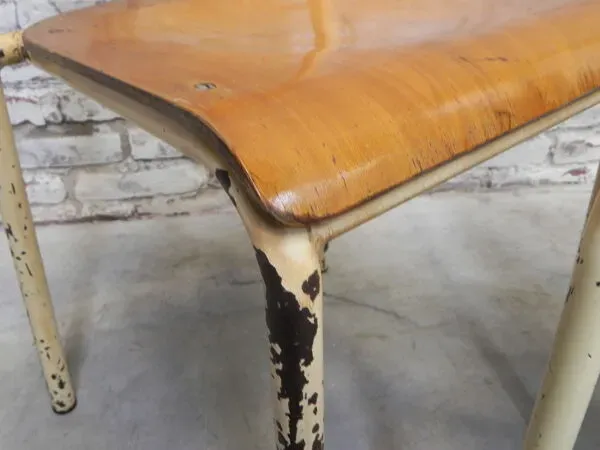 Illustration numéro 2 du produit 2 chaises empilables