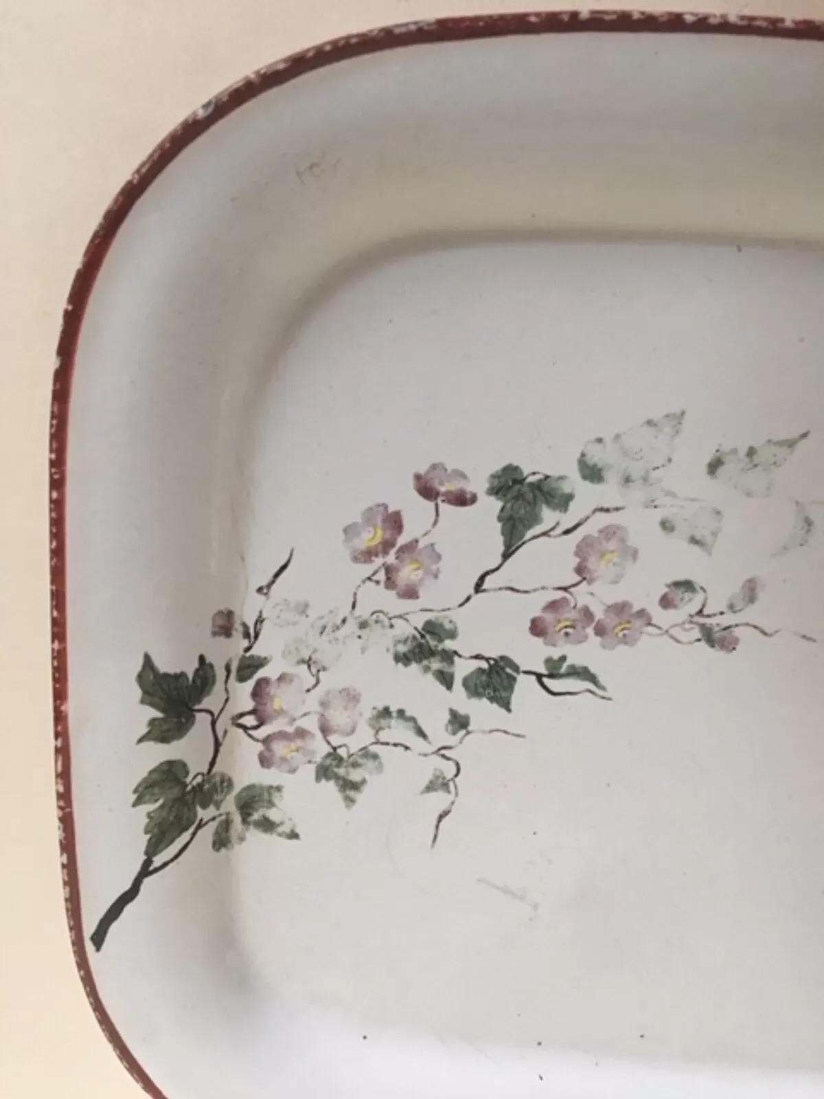 Illustration numéro 2 du produit Plateau en tôle émaillée vintage