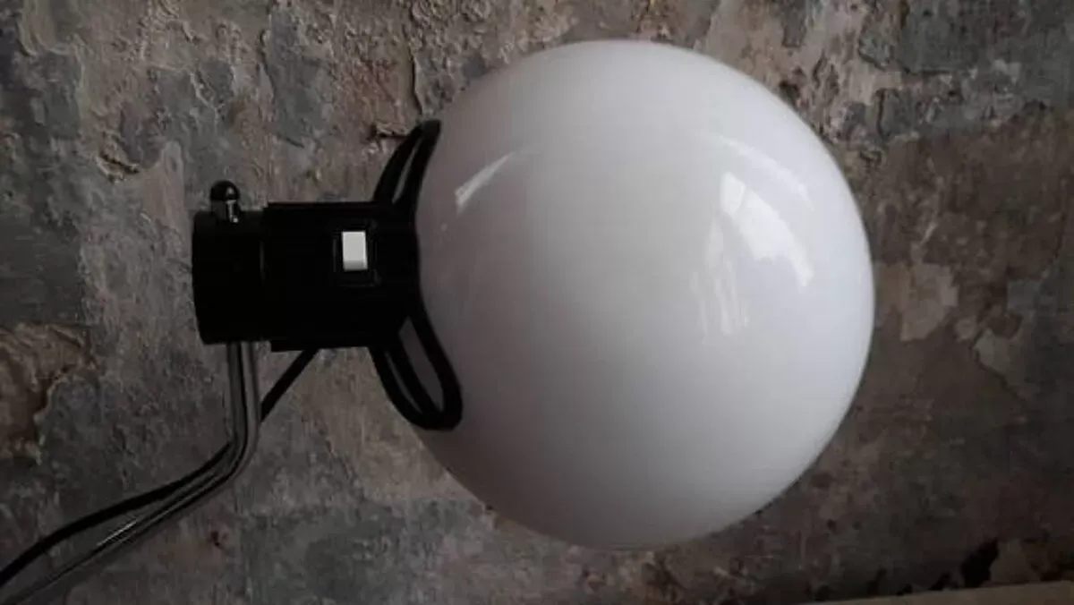 Illustration numéro 2 du produit Lampe de bureau Guzzini années 70