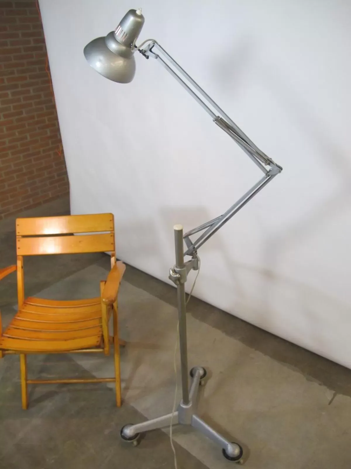 Illustration numéro 2 du produit Lamppost anglepoise vintage with wheels of ASEA 1950 s