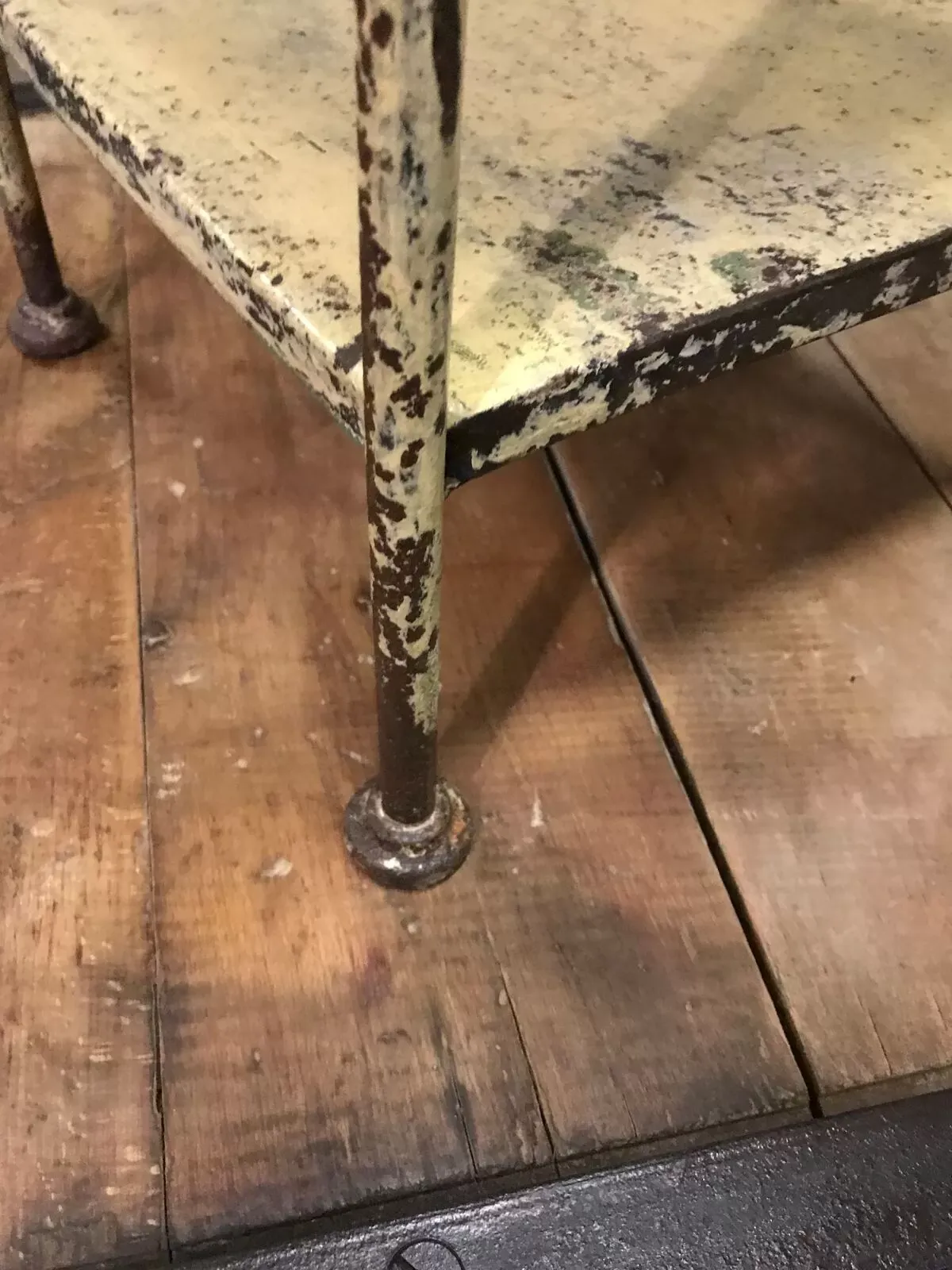 Illustration numéro 2 du produit Chevet industriel en métal et chêne massif