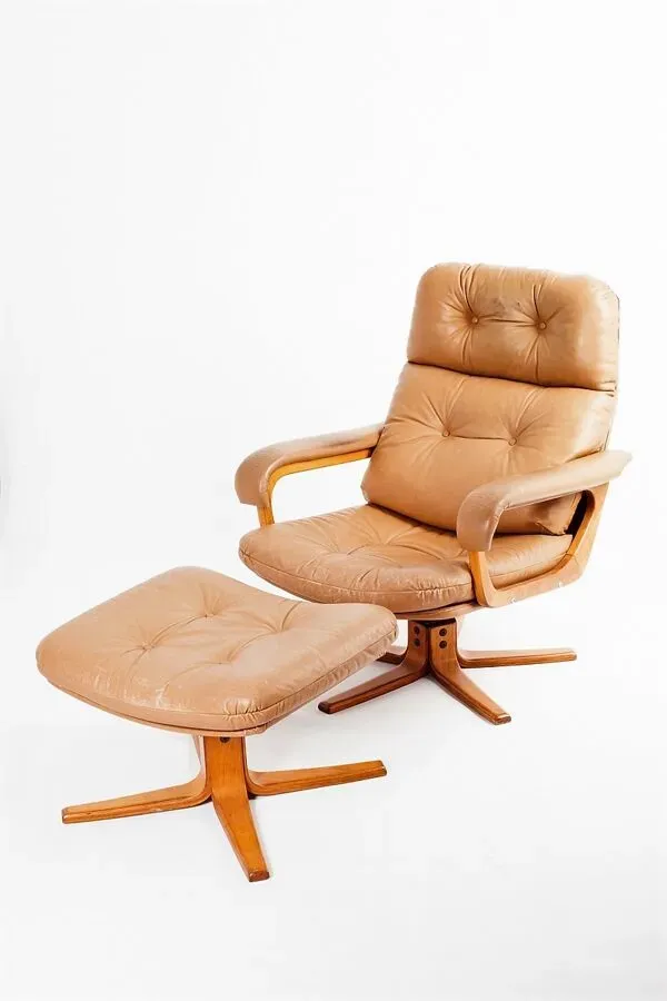 Illustration numéro 2 du produit Fauteuil & ottoman en cuir, années 1970