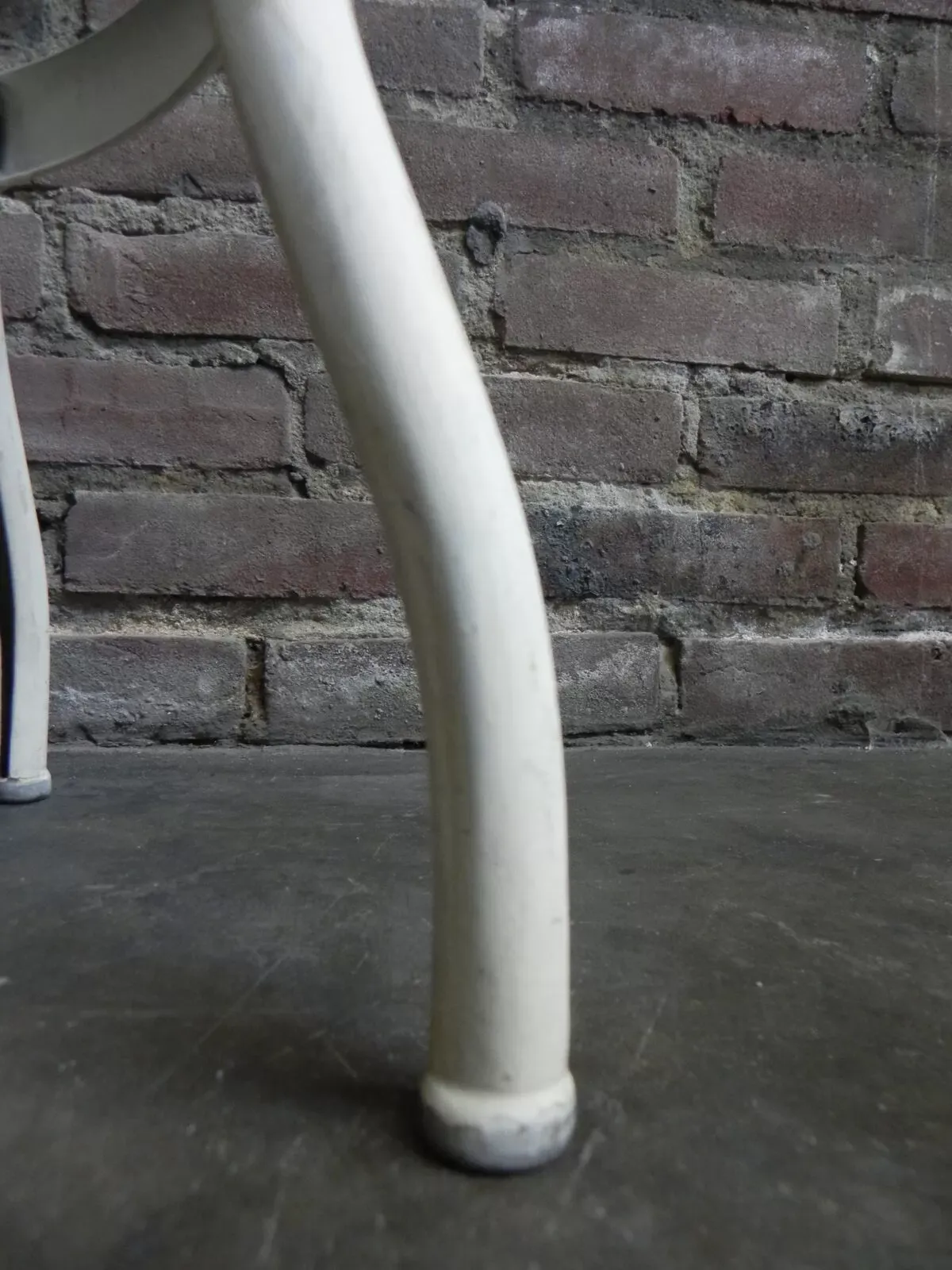 Illustration numéro 2 du produit Tabouret en acier industriel