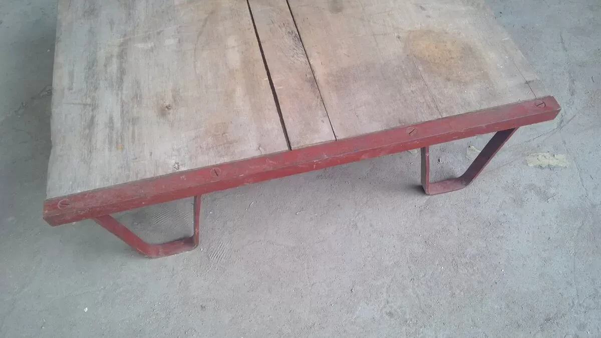 Illustration numéro 2 du produit Table basse palette sncf métal design industriel vintage