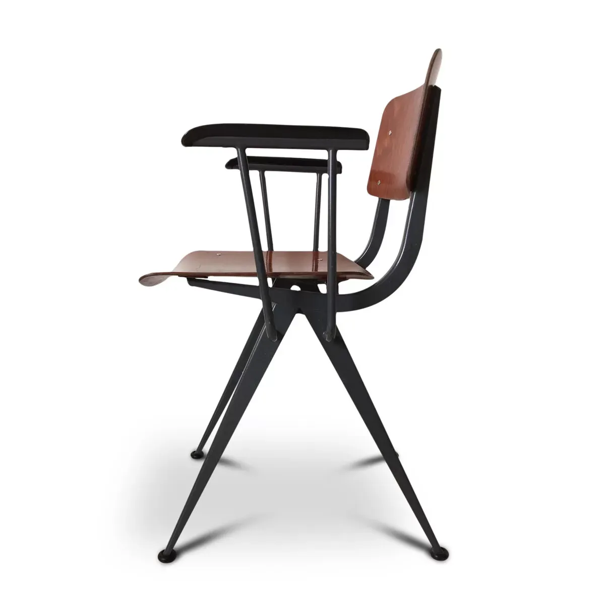 Illustration numéro 2 du produit Fauteuil de milieu de siècle style industriel