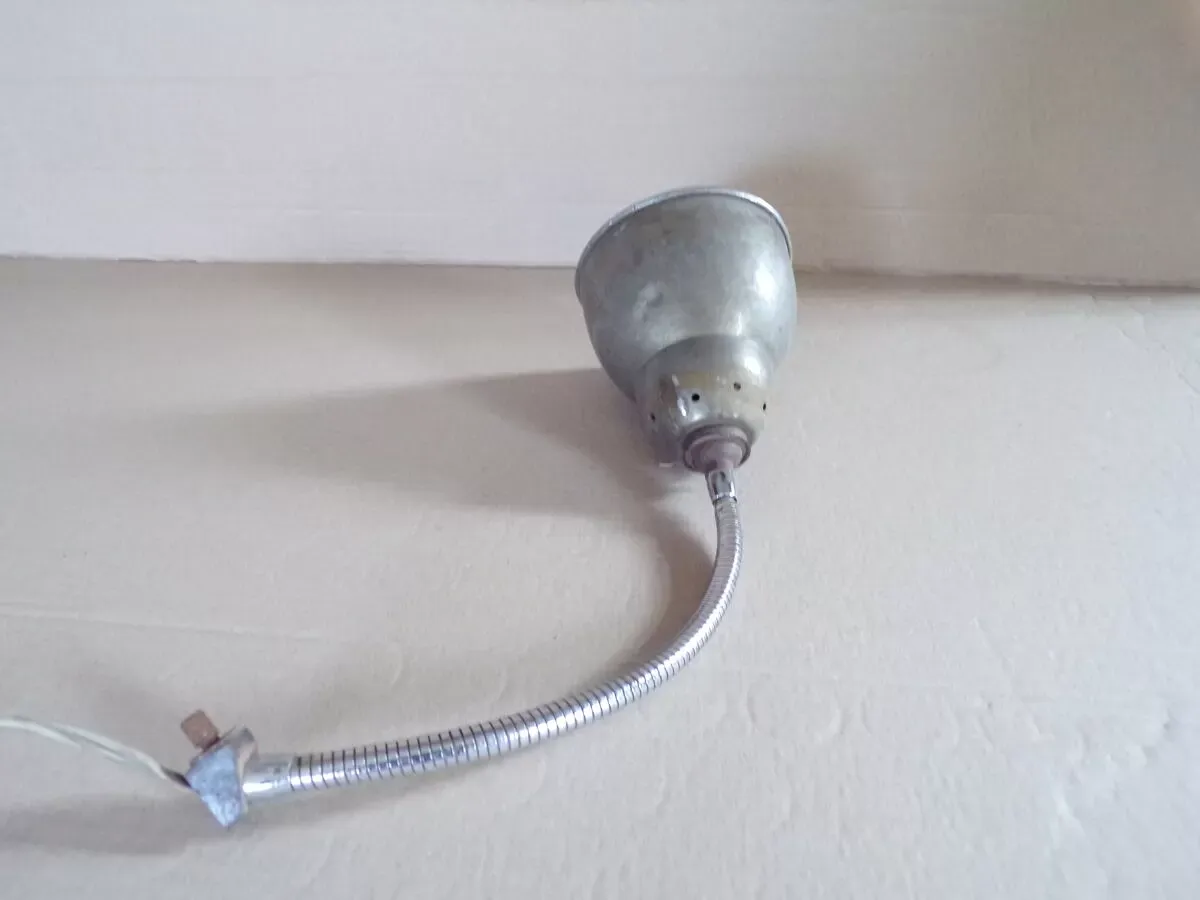 Illustration numéro 2 du produit Lampe industrielle de bureau