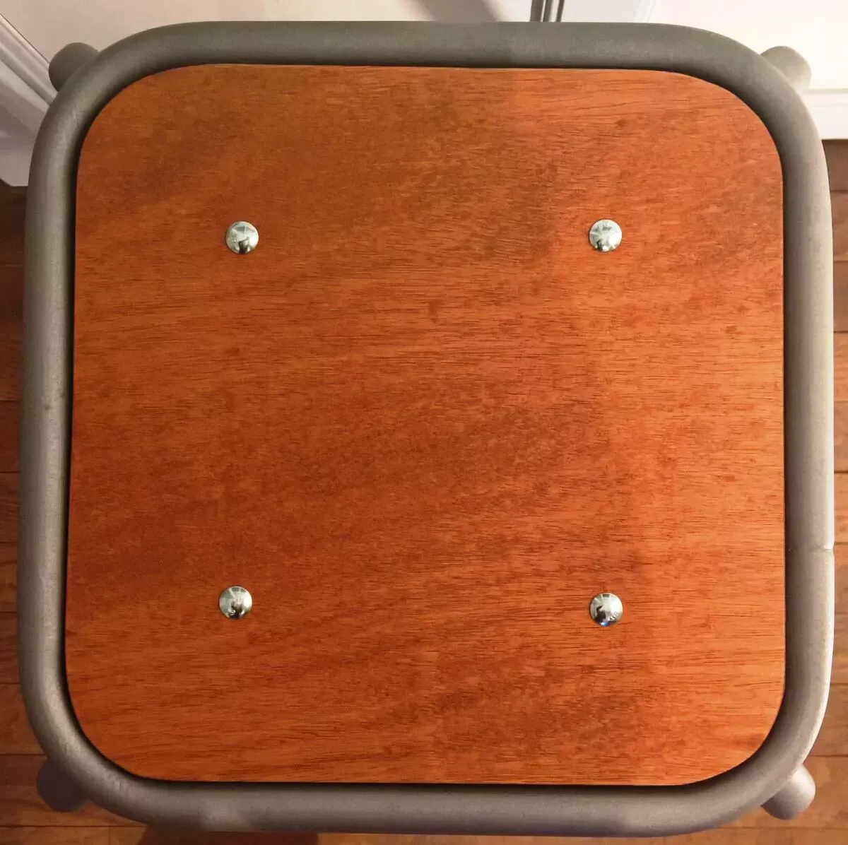 Illustration numéro 2 du produit Tabouret d'atelier vintage