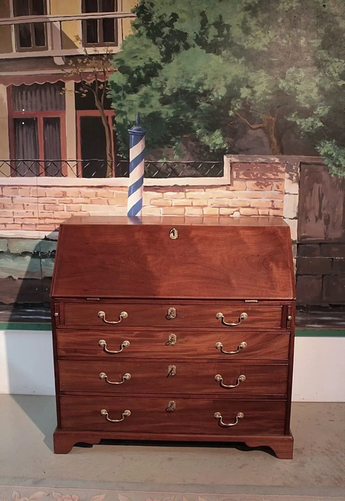 Illustration numéro 2 du produit Commode scribanne en acajou Angleterre XIXe