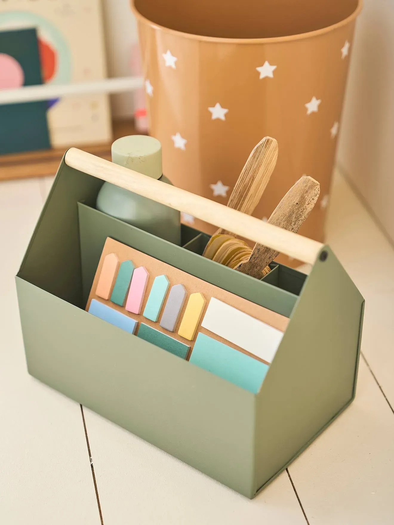 Illustration numéro 2 du produit Pot à crayons maison vert sauge